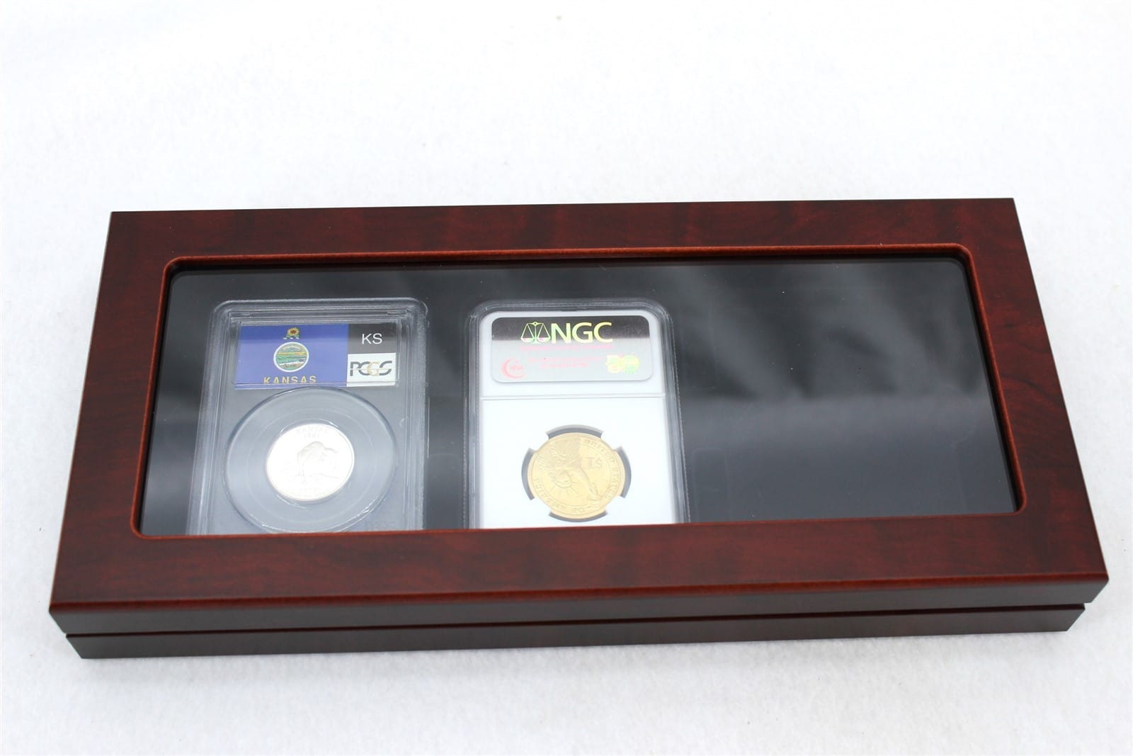Wood Box For 3 Certified Coin Slabs From Pcgs Or Ngc, Glass Top &Amp; Mahogany 3 Wood Box for 3 Certified Coin Slabs from PCGS or NGC, Glass Top & Mahogany - Image 3